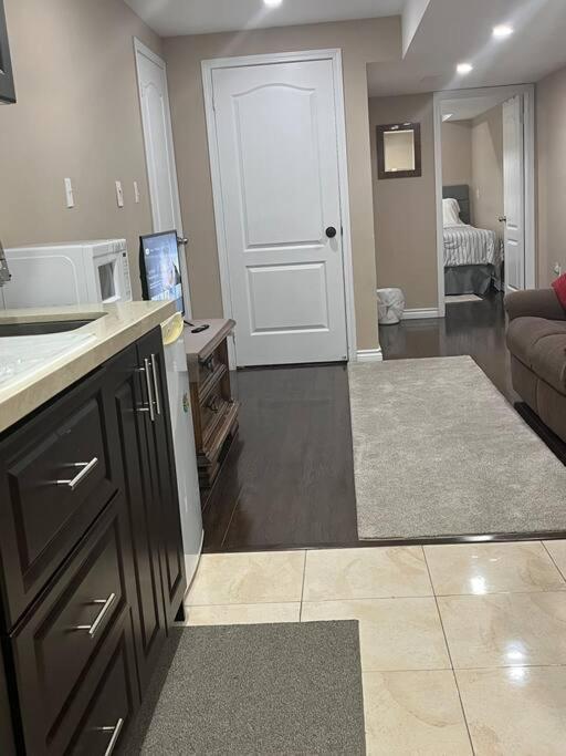 Apartamento Bernie'S Basement Milton Exterior foto