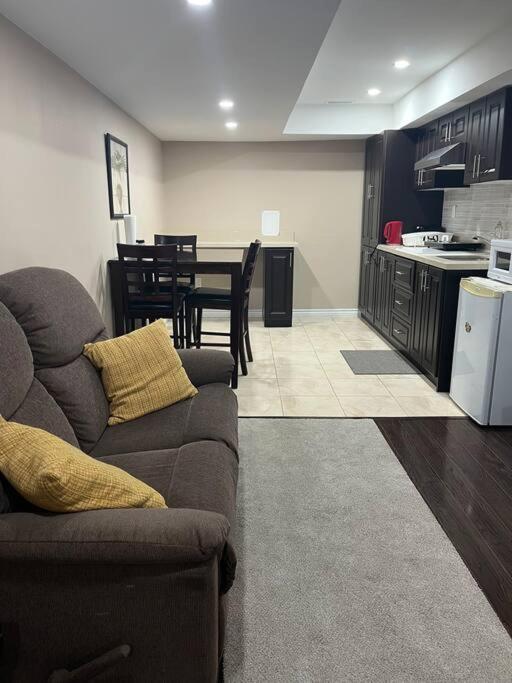 Apartamento Bernie'S Basement Milton Exterior foto